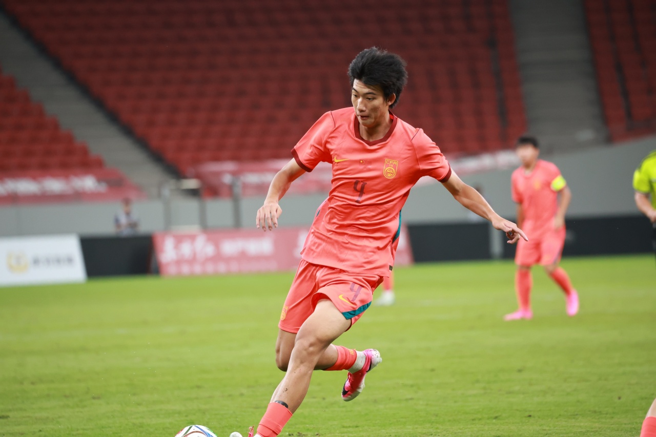U17国足新星赵松源展现“大心脏”特质,今日在球队落后之际替补登场,仅用1分钟便贡献传射,率队完成逆转。而在对阵阿森纳的首秀中,这位小将也曾上演1v4单骑闯关的惊艳破门,其出众的个人能力再次引发外界对“何时留洋”的热议。