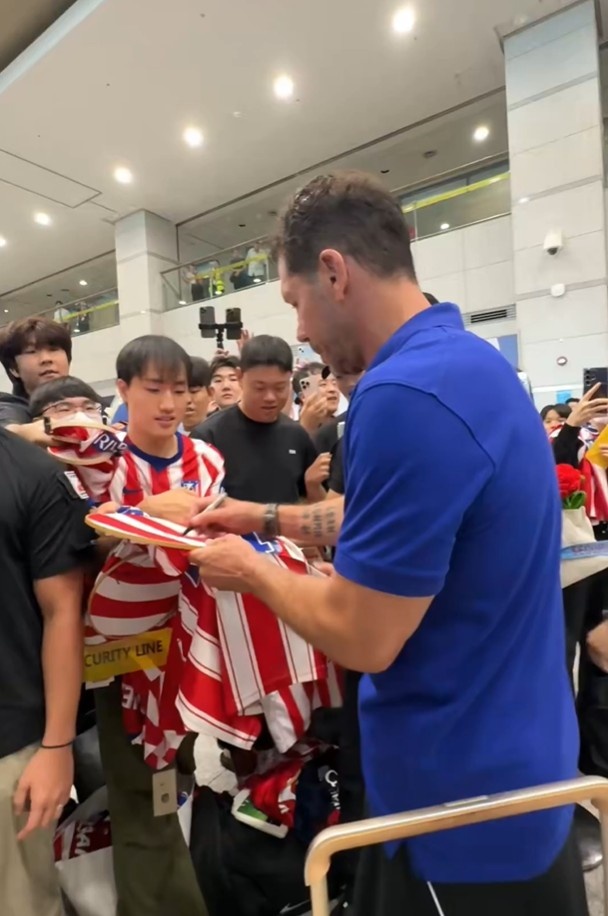 马竞韩国行引爆红白狂潮 科克成机场人气王 李刚仁效应蓄势待发
